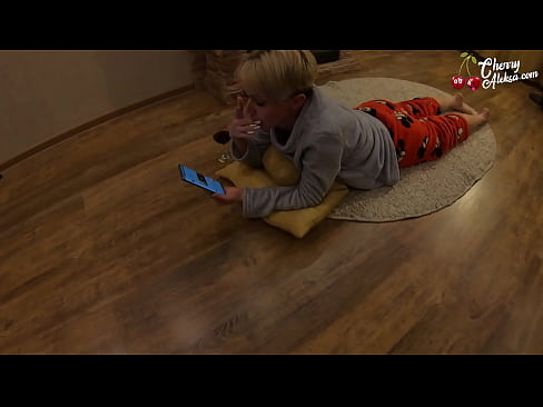 ❤️ Blondă nebună care suge o sculă uriașă și sare pe ea - Sex anal at ro.assistirhentai.ru