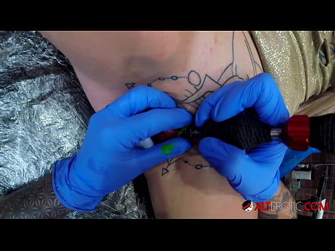 ❤️ Sully Savage, o bunăciune extrem de tatuată, și-a făcut un tatuaj pe clitorisul ei at ro.assistirhentai.ru